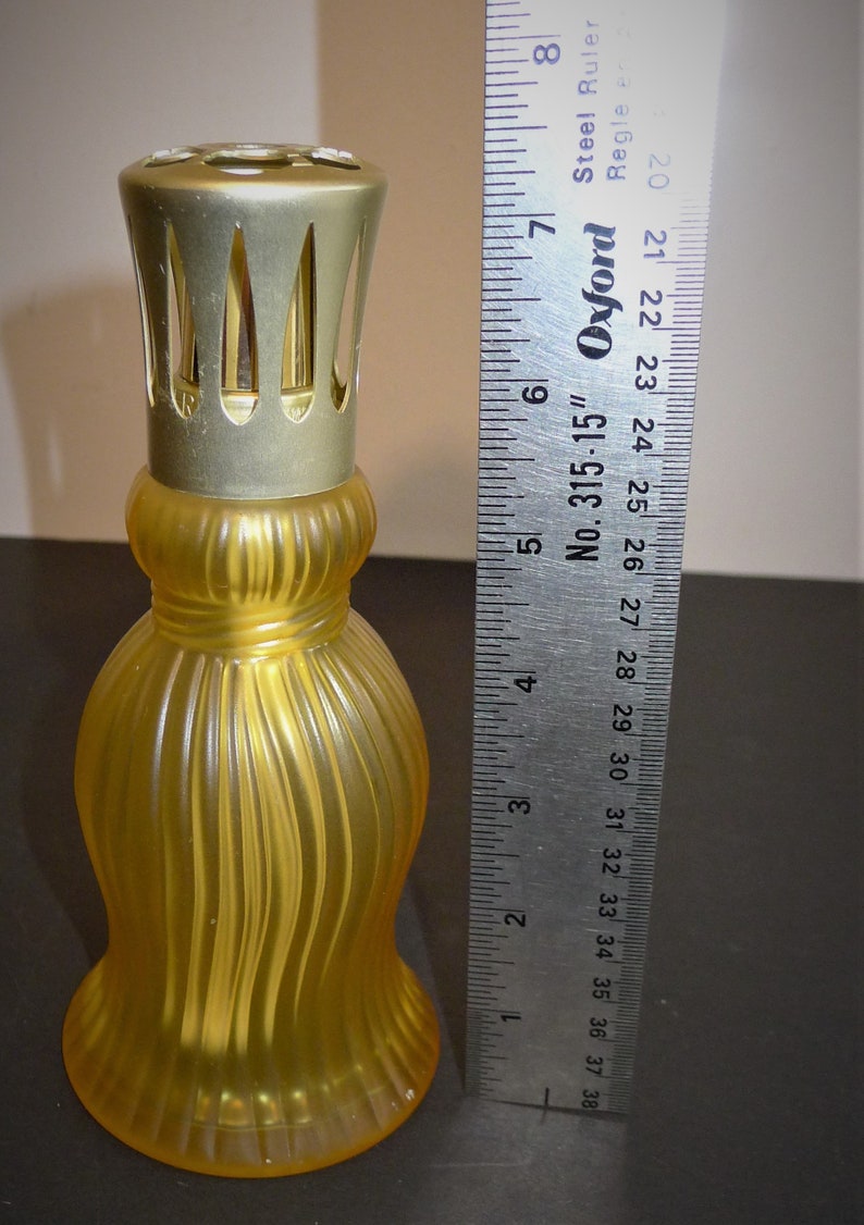 Beautiful vtge LAMPE BERGER Paris frosted glass fragrance lamp 7 1/4 Pretty Lampe Berger, in very good condition. image 2