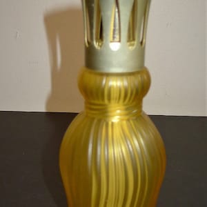 Beautiful vtge LAMPE BERGER Paris frosted glass fragrance lamp 7 1/4 Pretty Lampe Berger, in very good condition. image 1