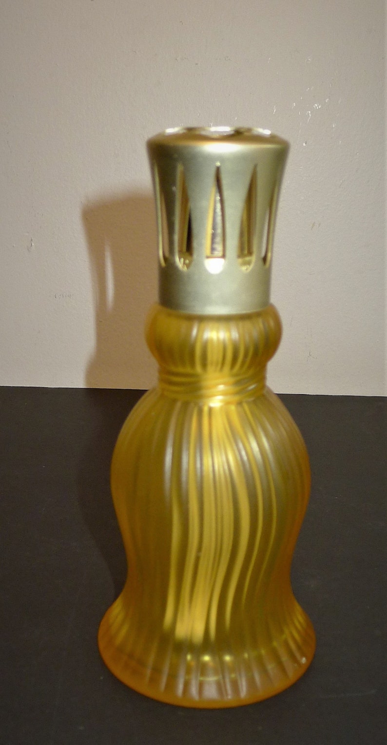 Beautiful vtge LAMPE BERGER Paris frosted glass fragrance lamp 7 1/4 Pretty Lampe Berger, in very good condition. image 1