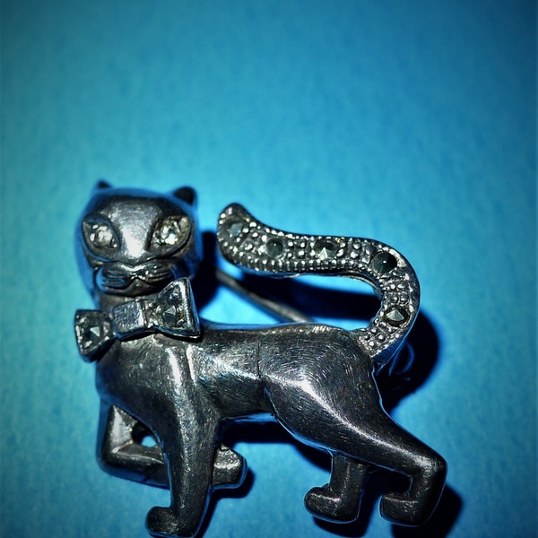 Charming little cat metal brooch  - in excellent  condition