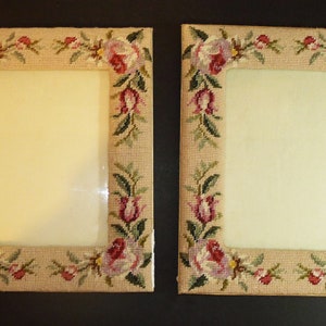 Peut inclure: Deux cadres photo rectangulaires avec un fond beige et une broderie florale. La broderie présente des roses roses et rouges, des feuilles vertes et de petits accents jaunes. Les cadres sont affichés côte à côte.
