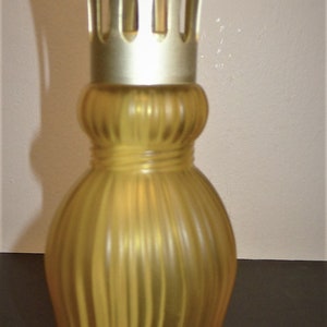 Beautiful vtge LAMPE BERGER Paris frosted glass fragrance lamp 7 1/4 Pretty Lampe Berger, in very good condition. image 8