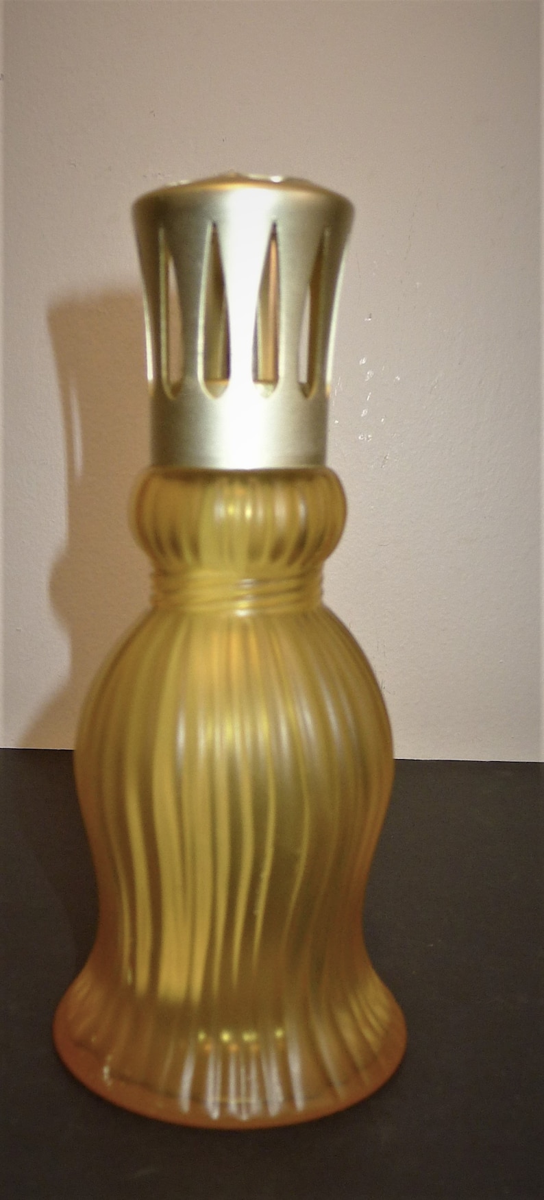 Beautiful vtge LAMPE BERGER Paris frosted glass fragrance lamp 7 1/4 Pretty Lampe Berger, in very good condition. image 8