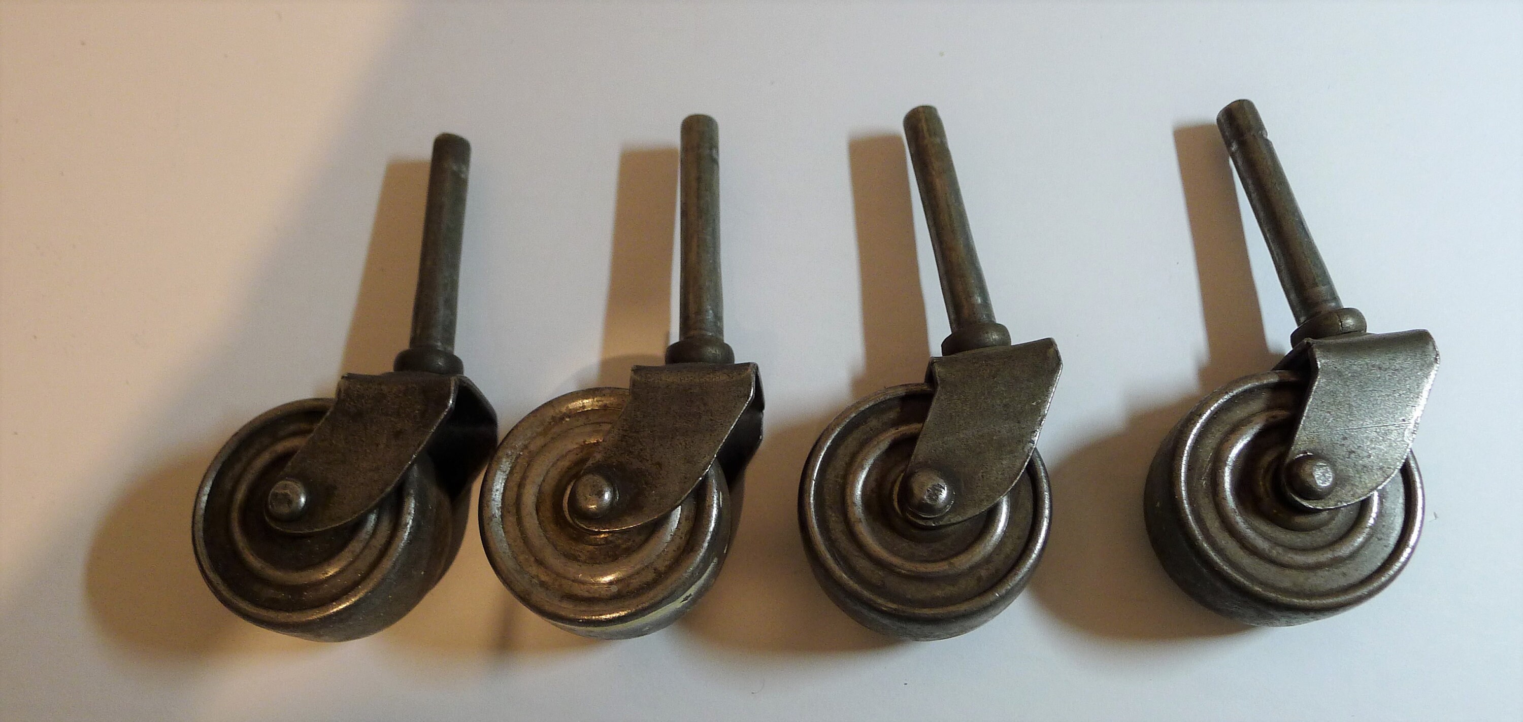 Juego de 4 ruedas de muebles metálicos antiguos | Etsy
