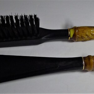 Nice vintage horse head brush aged shoe horn set - in good condition.