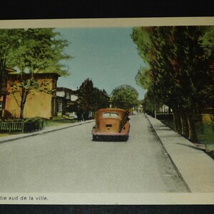 Carte postale ancienne d'une rue de  ROBERVAL,Qc . Non postée. Unused vtge postcard from Roberval.