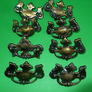 Peut inclure: Huit boutons de cabinet en laiton antique avec un motif floral décoratif. Les boutons ont un style traditionnel et sont parfaits pour ajouter une touche d'élégance à n'importe quelle maison.