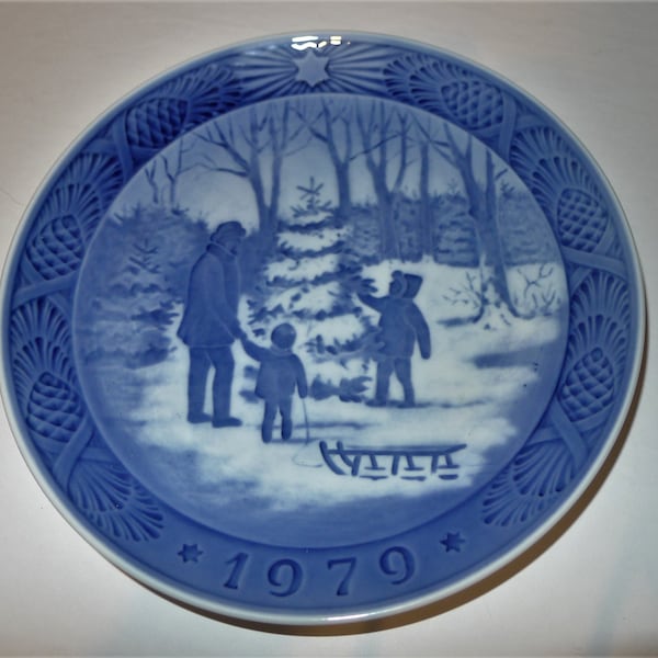 ROYAL COPENHAGEN 1979 Christmas Collectors Plate :Choosing the Christmas Tree.