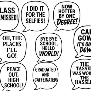 Può includere: Nove fumetti con testo nero su sfondo bianco. Le frasi includono "Class Dismissed!", "I Did It For The Selfies!" e "Now Hotter By One Degree!". Ideale per annunci di laurea.