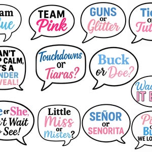 Può includere: Una collezione di cartelli a forma di fumetto con testo per una festa di rivelazione del sesso. I cartelli presentano frasi come "Team Blue", "Touchdowns o Tiaras?" e "He or She, Can't Wait to See!" in blu e rosa.