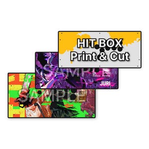 Puede incluir: Tres accesorios de juego rectangulares con bordes negros. El superior es blanco con el texto "HIT BOX Print & Cut" y una salpicadura de pintura amarilla. Los otros dos tienen gráficos coloridos de estilo anime con la palabra "SAMPLE".