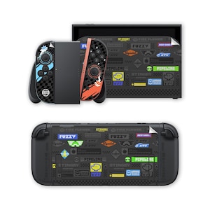 Può includere: Una console Nintendo Switch nera con controller abbinati. I controller hanno accenti blu e arancioni. La console e i controller sono decorati con vari adesivi e grafiche colorate, tra cui la parola "FUZZY".