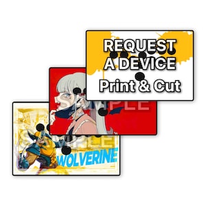 以下が含まれることがあります： アニメスタイルのイラストが描かれた3つの長方形のプリント。1つのプリントには、黄色と白の背景に「REQUEST A DEVICE Print & Cut」というテキストがあります。他の2つのプリントは、キャラクターアートを表示しています。