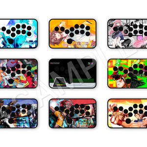 Peut inclure: Neuf sticks d'arcade avec divers motifs color&eacute;s. Chaque stick pr&eacute;sente une disposition de boutons noirs et un graphisme unique, comprenant des personnages d'anime et des sc&egrave;nes de jeux vid&eacute;o. Les sticks sont rectangulaires avec des coins arrondis.