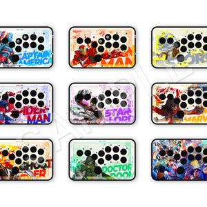 Peut inclure: Neuf manettes d'arcade avec des designs de super-h&eacute;ros. Chaque manette pr&eacute;sente une disposition de boutons noirs et un graphisme color&eacute; de personnages tels que Captain America, Spider-Man et Storm. Le texte comprend les noms des personnages.