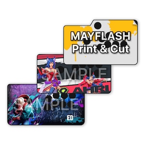 Puede incluir: Tres alfombrillas de ratón rectangulares para juegos con diseños de personajes de estilo anime coloridos. Una almohadilla presenta el texto "MAYFLASH Print & Cut" en blanco y negro sobre un fondo amarillo. Las otras dos almohadillas tienen el texto "SAMPLE".