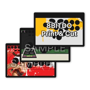 Puede incluir: Tres diseños rectangulares negros con gráficos coloridos. El diseño superior tiene el texto "8BITDO Print & Cut" sobre un fondo amarillo y negro. Los otros diseños tienen la palabra "SAMPLE" y otros gráficos.