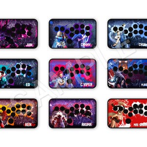 Peut inclure: Neuf dispositions de boutons de manettes de jeux d'arcade avec des illustrations de personnages et des noms. Chaque manette a un design unique, avec des personnages comme Juri, Cammy, Chun-Li, Ed, C. Viper, M. Bison, Ken, Akuma et Mai Shiranui. Les manettes ont une disposition de boutons noirs.