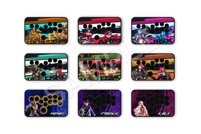 Peut inclure: Neuf dispositions rectangulaires de boutons d'arcade avec des illustrations de personnages color&eacute;es et du texte. Chaque disposition pr&eacute;sente un agencement de boutons noirs et un design unique, avec des personnages comme Blitzcrank, Ahri et Jinx.