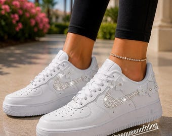 Zapatillas Air Force 1 para mujer con detalles de cristales Swarovski y florecillas.