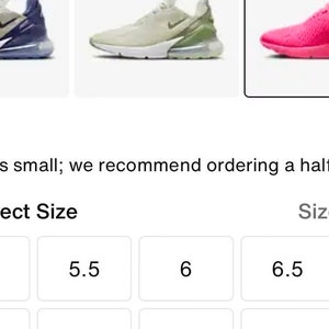 Puede incluir: Tres pares de zapatillas Nike Air Max 270 en diferentes colores: blanco con detalles en azul marino, blanco con detalles en verde y rosa. La tabla de tallas muestra las tallas 5, 5.5, 6, 6.5 y 7. El texto "Calza peque&ntilde;o; recomendamos pedir una talla media m&aacute;s grande" se muestra encima de la tabla de tallas.