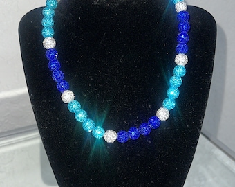 Collar de béisbol azul brillante: cuentas de diamantes de imitación
