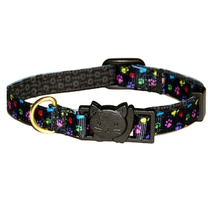 Collier pour chat avec empreintes de pattes colorées • Empreintes de pattes sur ruban noir • 3/8" de large • Ajustement de 6-8,5" ou 7,5-12" • Boucle de sécurité • Cadeau pour chat