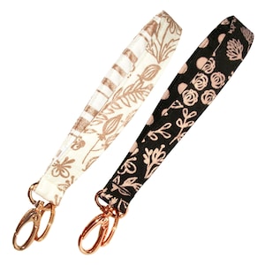 Llavero metálico de oro rosa • Llavero • Enredadera floral en marfil o negro • Correa para bolso o billetera • Clip giratorio y llavero de oro rosa • 3/4" de ancho