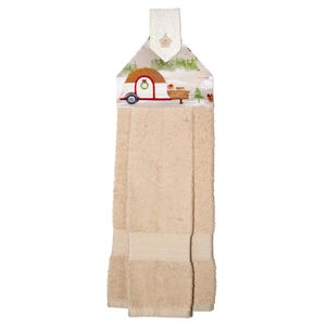 Puede incluir: Toalla de cocina beige con una parte superior decorativa con un dise&ntilde;o de caravana roja y marr&oacute;n, &aacute;rboles de Navidad y un paisaje nevado. La toalla tiene un lazo para colgar.