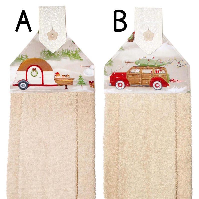 Puede incluir: Dos pa&ntilde;os de cocina colgantes con tem&aacute;tica navide&ntilde;a. Uno presenta una caravana roja y blanca, y el otro un coche rojo y con paneles de madera que transporta un &aacute;rbol de Navidad. Ambos tienen una base de toalla beige y una parte superior decorativa con un bot&oacute;n.