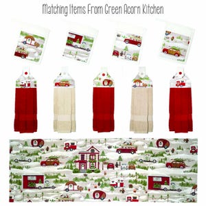 Puede incluir: Una colecci&oacute;n de textiles de cocina con tem&aacute;tica de vacaciones de invierno. La imagen incluye pa&ntilde;os de cocina con secciones rojas y beige, adem&aacute;s de agarraderas a juego y un camino de mesa. Los dise&ntilde;os muestran caravanas vintage, coches y paisajes nevados.