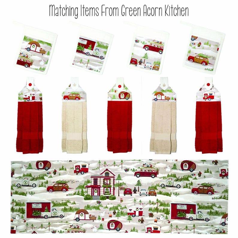 Puede incluir: Una colecci&oacute;n de textiles de cocina con tem&aacute;tica de vacaciones de invierno. La imagen incluye pa&ntilde;os de cocina con secciones rojas y beige, adem&aacute;s de agarraderas a juego y un camino de mesa. Los dise&ntilde;os muestran caravanas vintage, coches y paisajes nevados.