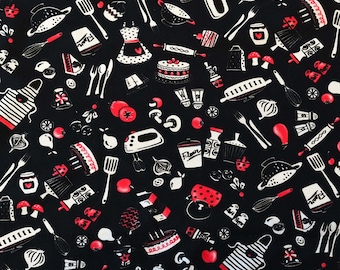 Puede incluir: Tela negra con un patrón repetido de ilustraciones con temática de cocina en blanco y rojo. El diseño incluye delantales, pasteles, batidores, tomates y otros utensilios de cocina. Un diseño divertido y caprichoso para la decoración o la ropa de cocina.