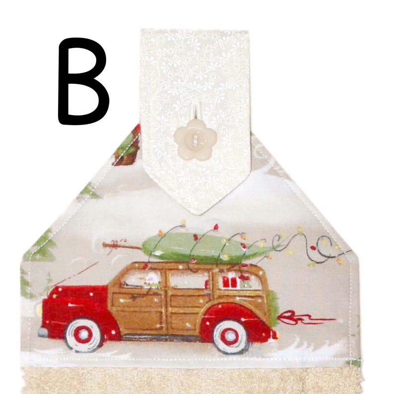 Puede incluir: Toalla colgante con tem&aacute;tica navide&ntilde;a que presenta un coche familiar rojo y marr&oacute;n que transporta un &aacute;rbol de Navidad verde. La toalla tiene un fondo crema con una escena invernal y un bot&oacute;n floral decorativo.
