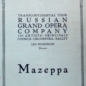 Może przedstawiać: Winietkowy plakat reklamujący transkontynentalną trasę koncertową Rosyjskiej Grand Opera Company, z operą "Mazeppa". Plakat jest wydrukowany na jasnoniebieskim papierze z czarnym tekstem i ozdobną ramką.