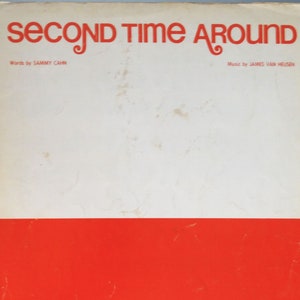 Puede incluir: Una portada de partitura de música blanca y roja con el título "SECOND TIME AROUND" en letras rojas. Las palabras "Words by SAMMY CAHN" y "Music by JAMES VAN HEUSEN" están impresas en negro en la parte superior de la portada. La parte inferior de la portada tiene el texto "United Artists Music" en letras negras. El precio es de 2,50 €.