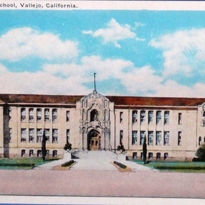 Vintage hand tint foto post kaart de middelbare school, Vallejo, Californië 4413 WM N weken Arch Perry & Clark Associates briefkaart nooit gebruikt