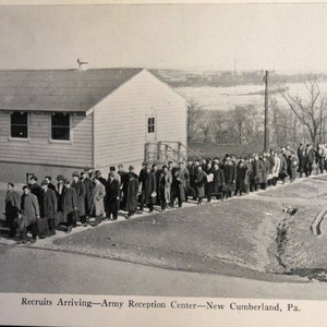 Carte postale vintage avec photo réelle : arrivée de recrues - Centre d'accueil de l'armée - New Cumberland PA Rec C 1, carte postale jamais utilisée, obligations de guerre de la Seconde Guerre mondiale
