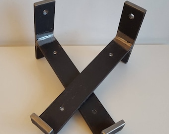 Scaffolding brackets with curved lip