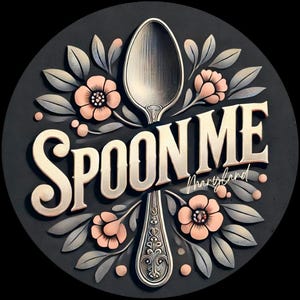Pu&ograve; includere: Grafica rotonda nera con le parole "SPOON ME" in argento, con "Maryland" sotto. Il design presenta un cucchiaio, fiori e foglie in stile vintage. I fiori sono rosa e le foglie grigie.
