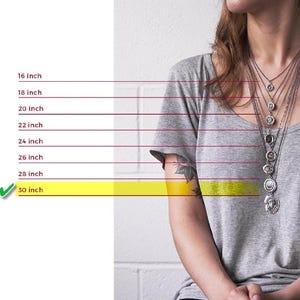Pu&ograve; includere: Una donna indossa diverse collane d'argento di varie lunghezze. L'immagine mostra una guida visiva delle lunghezze delle collane, con una collana da 76 cm evidenziata. Il testo indica le lunghezze delle collane da 40 a 76 cm.