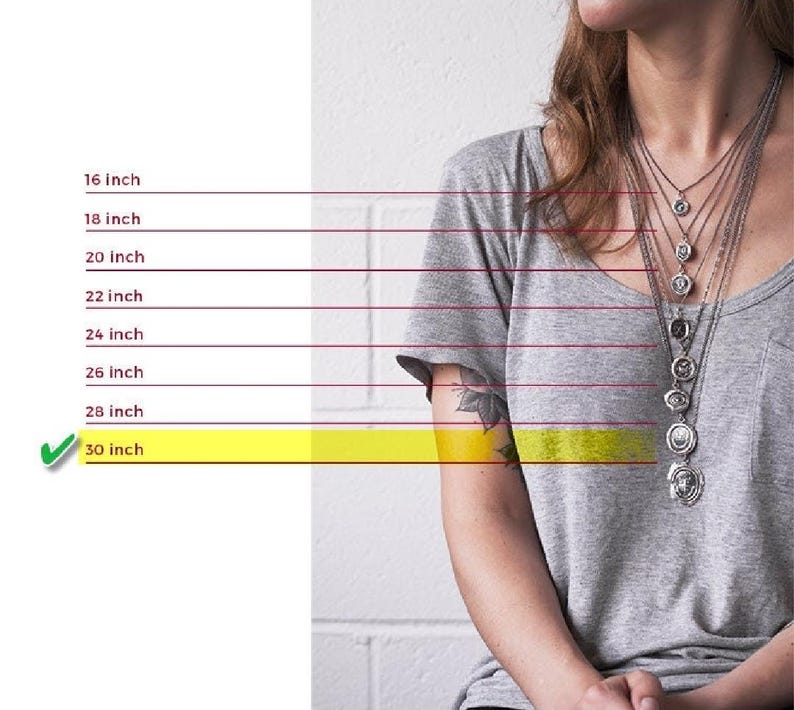 Pu&ograve; includere: Una donna indossa diverse collane d'argento di varie lunghezze. L'immagine mostra una guida visiva delle lunghezze delle collane, con una collana da 76 cm evidenziata. Il testo indica le lunghezze delle collane da 40 a 76 cm.