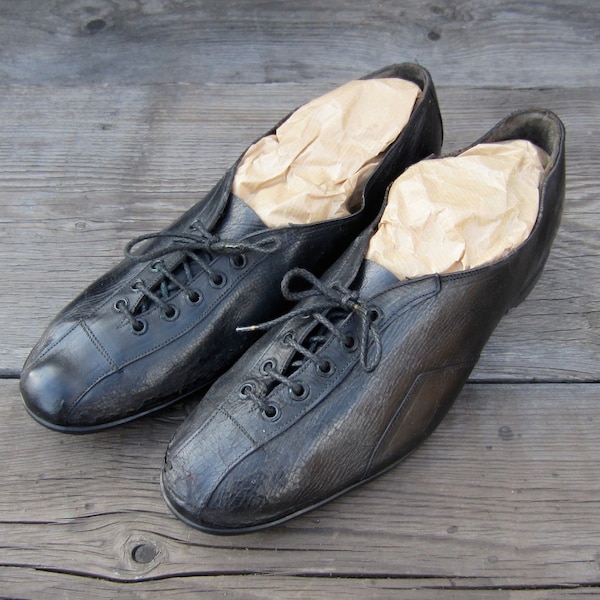 Zapatos de cuero antiguos alrededor de 1910