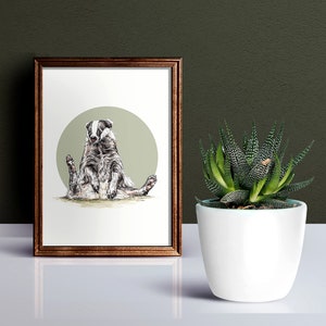 Op de afbeelding: Een ingelijste illustratie van een das die op zijn achterpoten zit met zijn poten gekruist. De das is wit en zwart met een bruine neus en ogen. De illustratie is tegen een groene achtergrond geplaatst met een witte cirkel rond de das.
