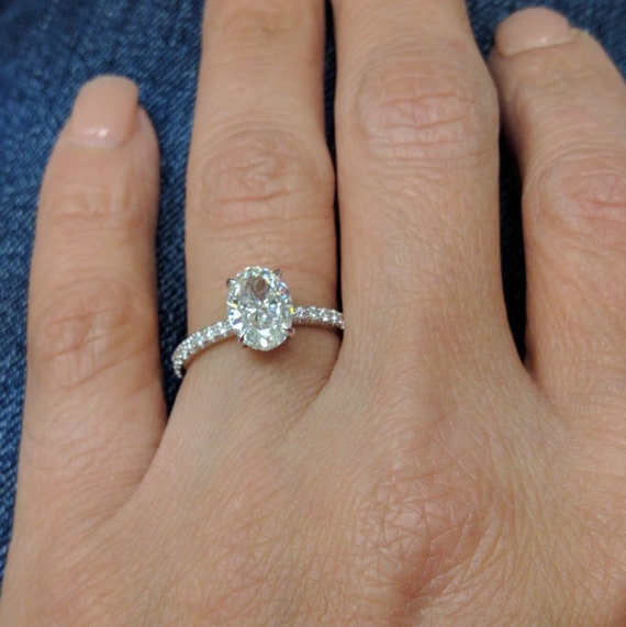Low profile outlet oval engagement ring