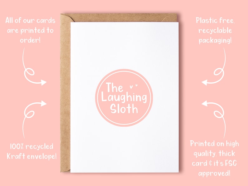 K&ouml;nnte beinhalten: Eine wei&szlig;e Gru&szlig;karte mit einem rosa kreisf&ouml;rmigen Logo mit der Aufschrift "The Laughing Sloth". Die Karte befindet sich in einem braunen Umschlag. Der Text auf der Karte lautet "All of our cards are printed to order!" und "100% recycled Kraft envelope!"