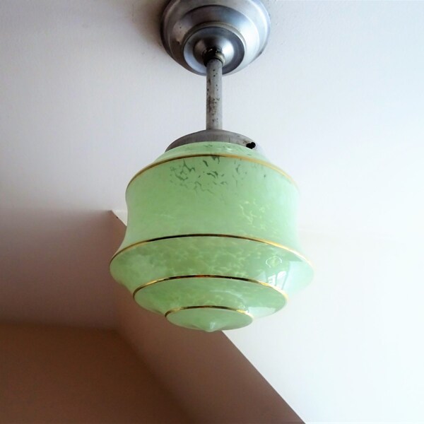 Années 1930s-1940s Suspension plafonnier Art Déco français en verre Clichy moucheté vert à filets dorés/illuminati10