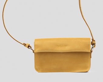 Minimal Leather Shoulder Bag in classic shape with Adjustable Strap - Timeless Accessory for Everyday Elegance