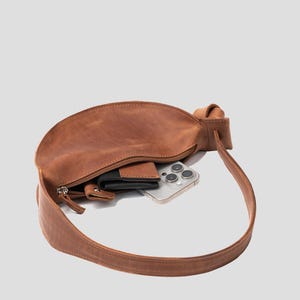OUTLET – Halbmond-Leder-Schultertasche | Minimalistische Umhängetasche für Damen | Kleine, geschwungene Handtasche mit verstellbarem Riemen