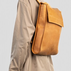 Handcrafted LEATHER BACKPACK with laptop pocket and secure magnetic closure / Premium Citi Rucksack zdjęcie 2